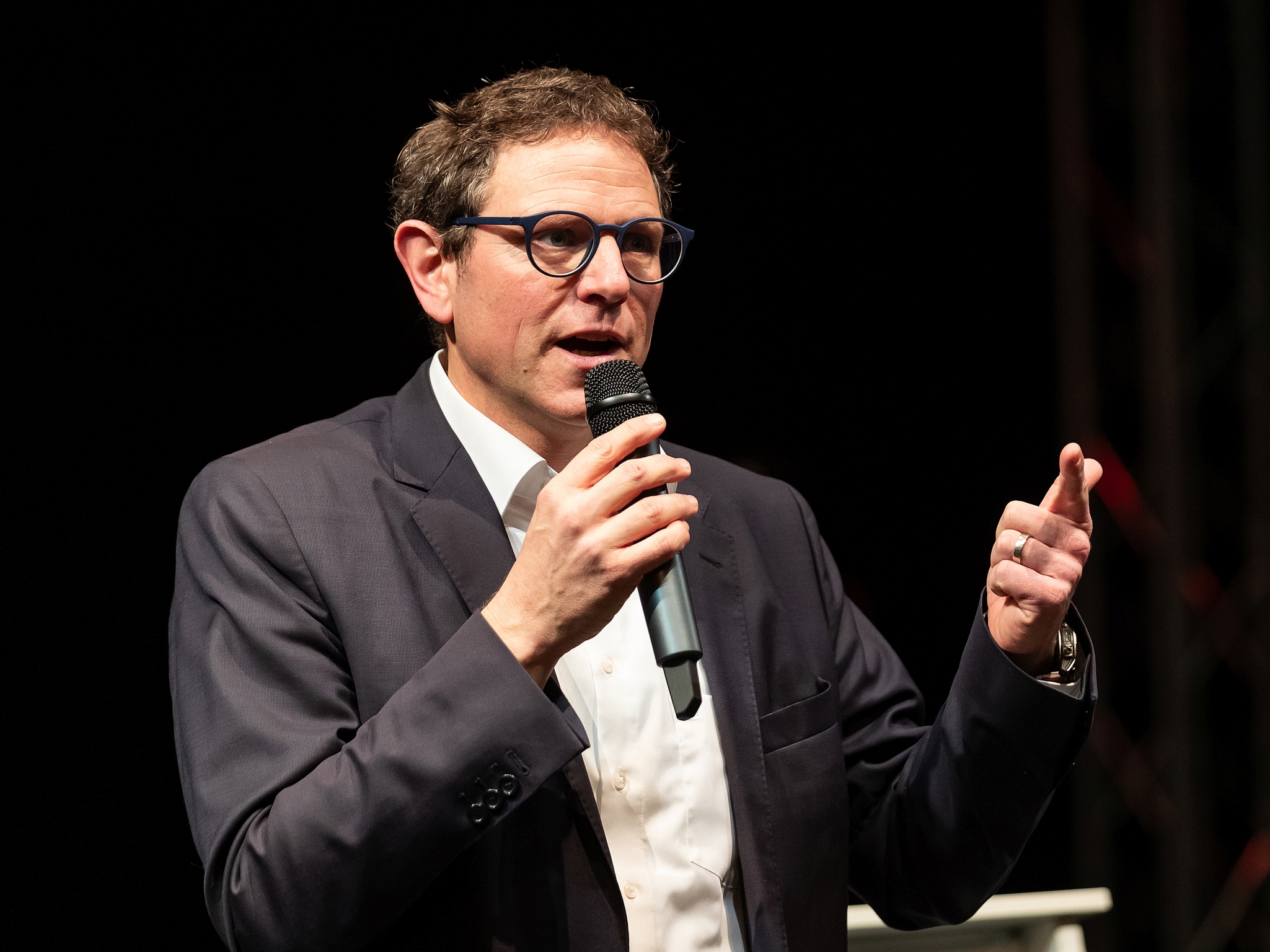 Martin Heilig hält ein Mikrofon in der Hand