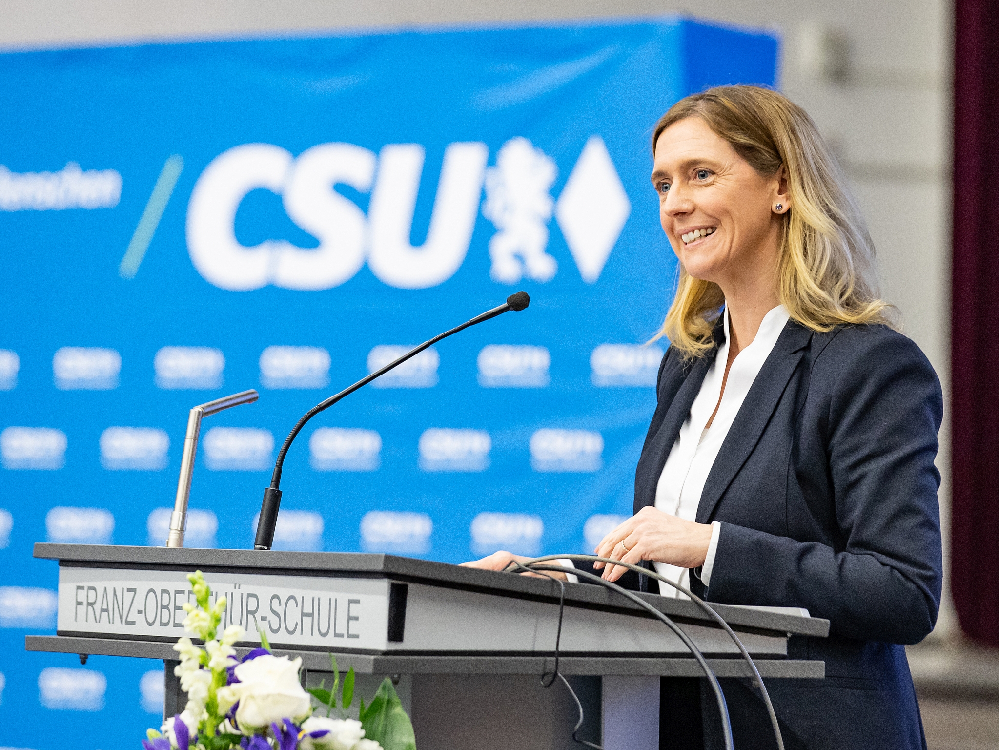 Judith Roth-Jörg spricht an einem Podium