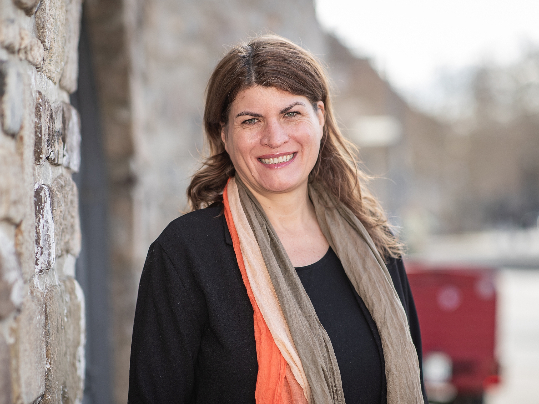 Claudia Stamm an einer Wand am Mainkai