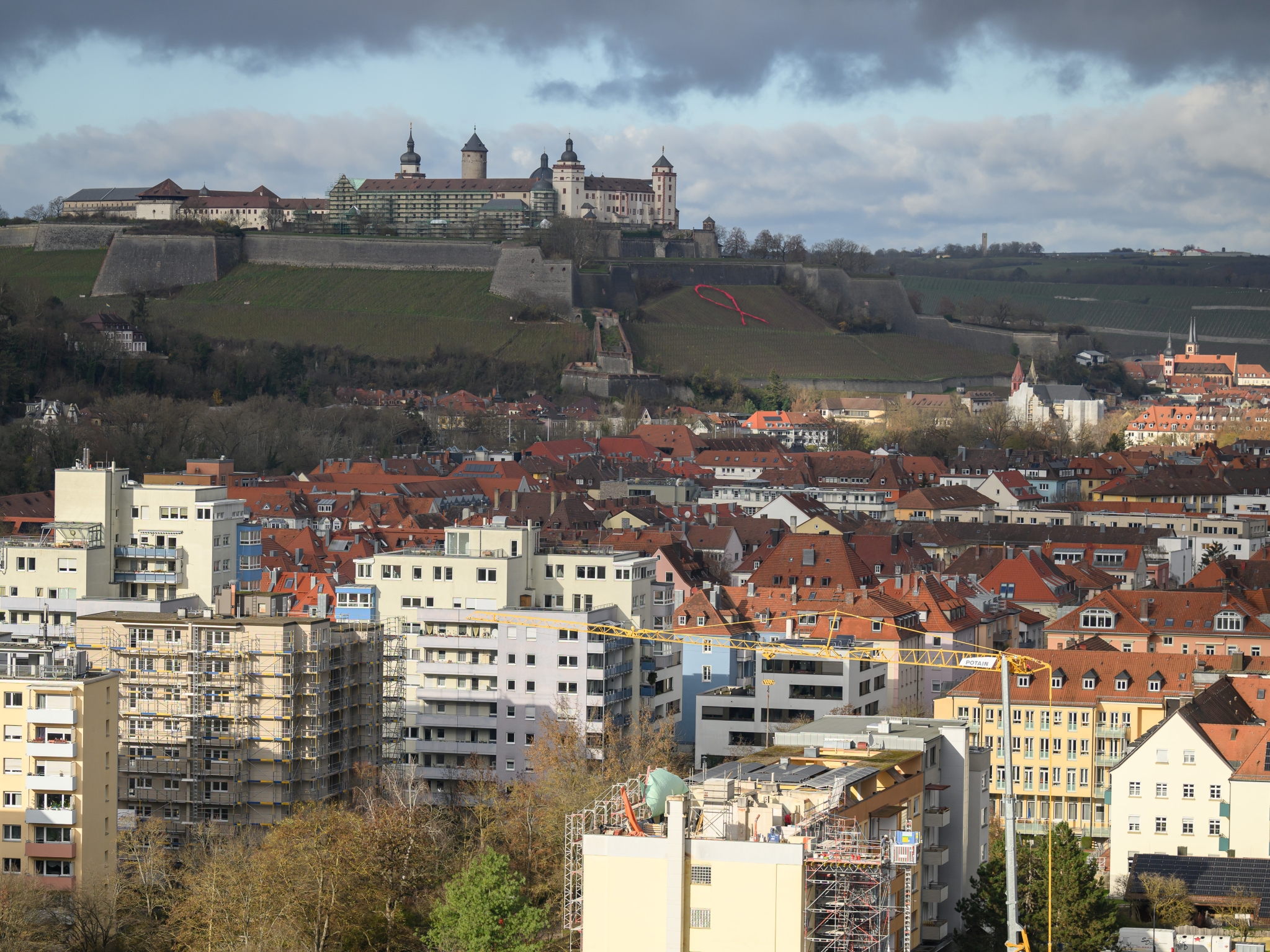 Fensterputzen im 15. Stockwerk: Wie das neue Hochhaus in der Sanderau für die neuen Bewohner hübsch gemacht wird