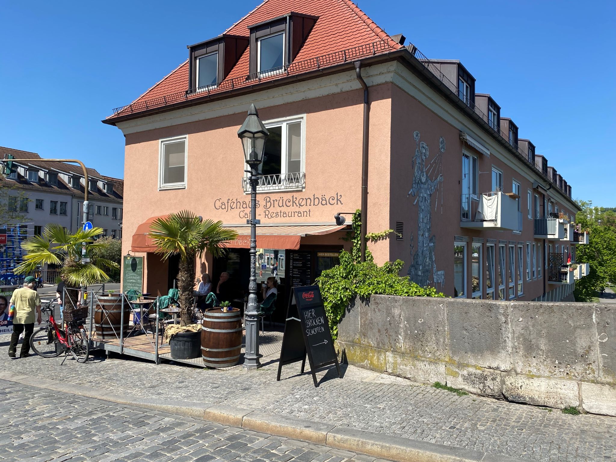 Das Caféhaus Brückenbäck an der Alten Mainbrücke. Foto: Katharina Kraus