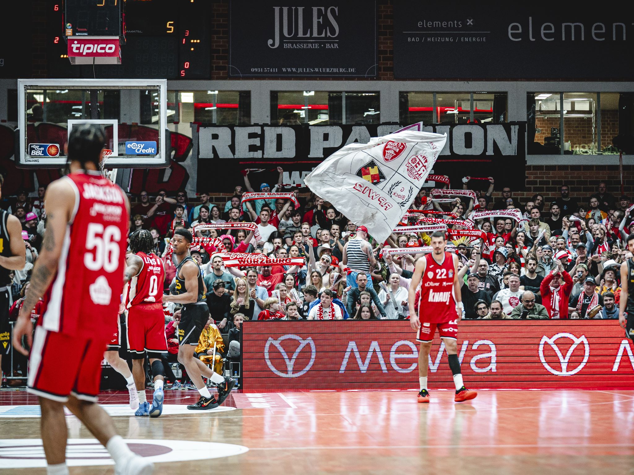 Bei Basketballspielen der FIT/One Würzburg Baskets beherrscht einfach regelmäßig pure Emotion die Zuschauer. Foto: Viktor Meshko