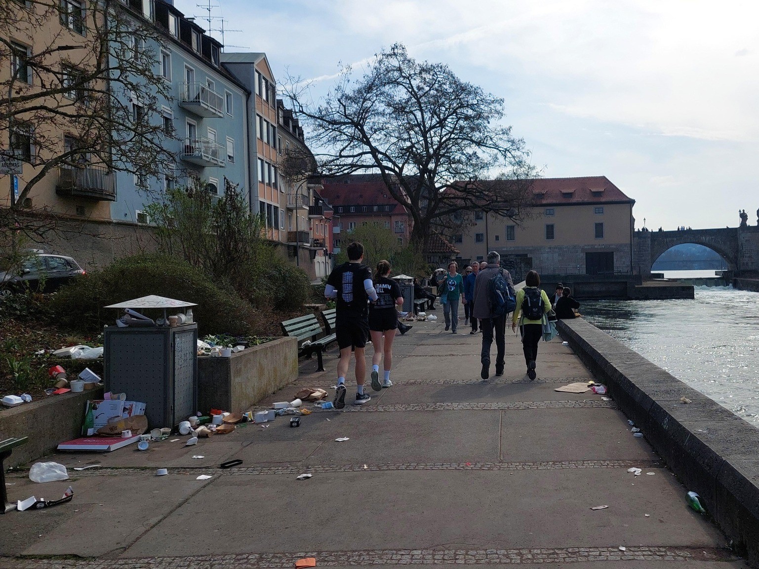 Mainkai_Heike-Saemann Die überfüllten Mülltonnen und herumliegender Abfall: Der Mainkai ist dieser Tage kein schöner Anblick. Foto: Heike Sämann