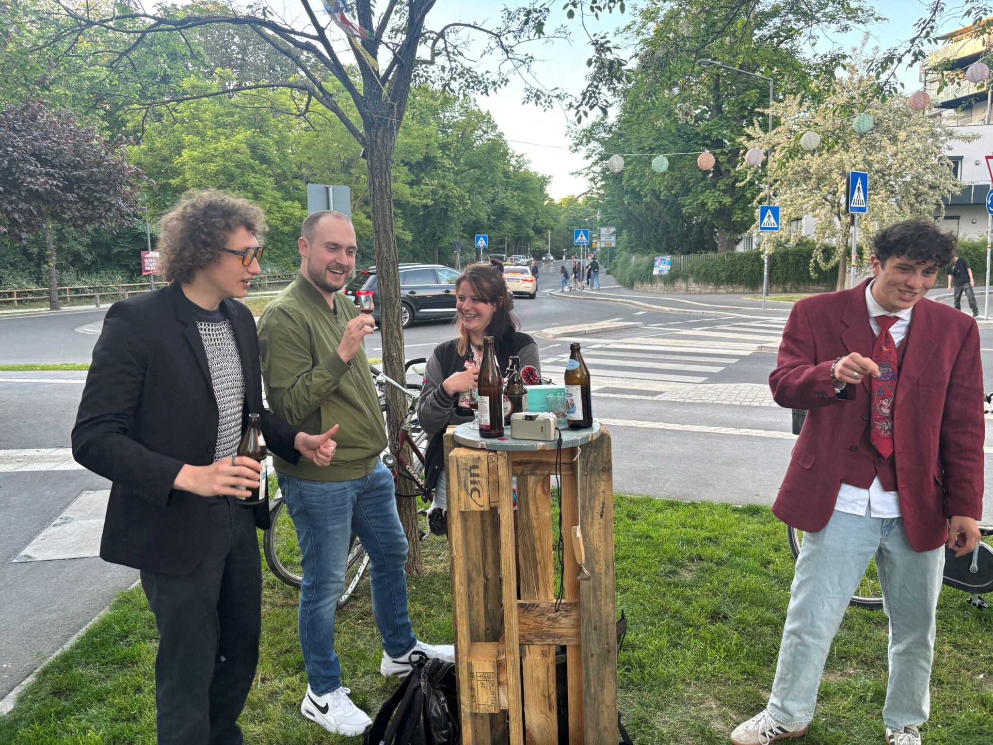 Stehtisch_Interview Am belebten Kreisverkehr am Friedrich-Ebert-Ring ist aus einem einfachen Stehtisch ein besonderer Ort der Begegnung geworden. Foto: Philipp Heilgenthal
