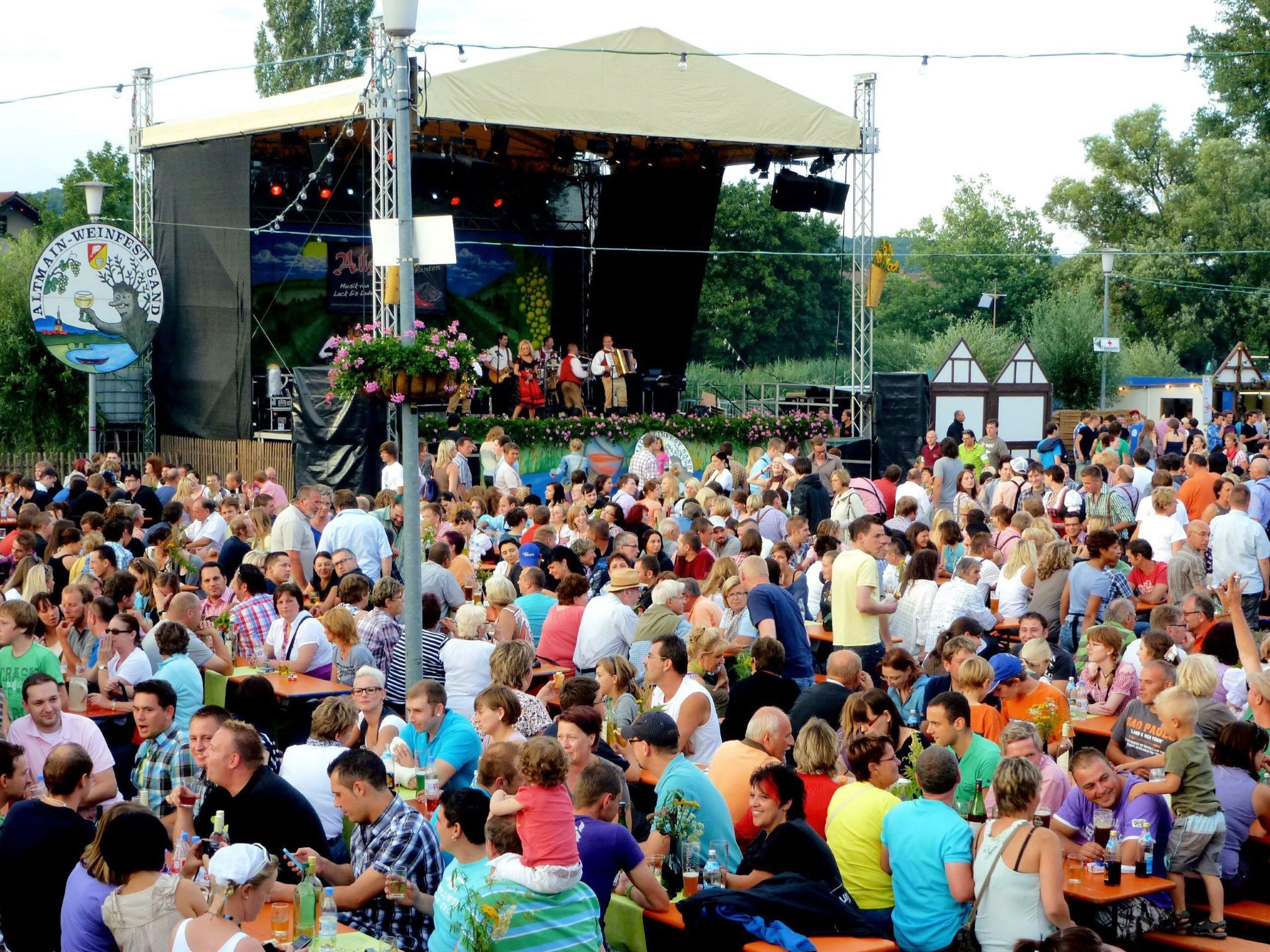 Das Sander Weinfest ist eines der Feste-Highlights in der Region. Foto: Fotoarchiv Gemeinde Sand am Main