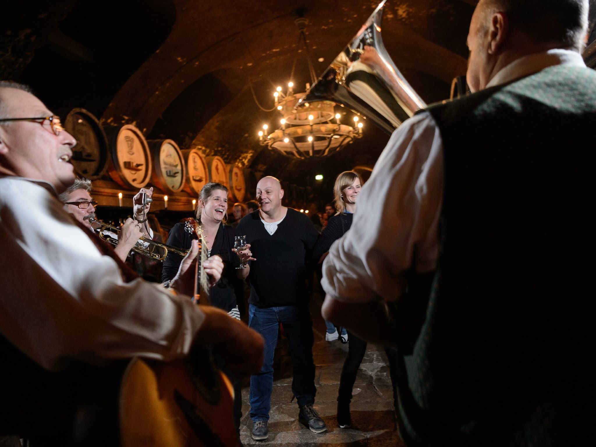 Für Musik ist bei der Nacht der offenen Weinkeller gesorgt wie hier mit dem Auftritt einer Blaskapelle im Hofkeller. Foto: Daniel Peter