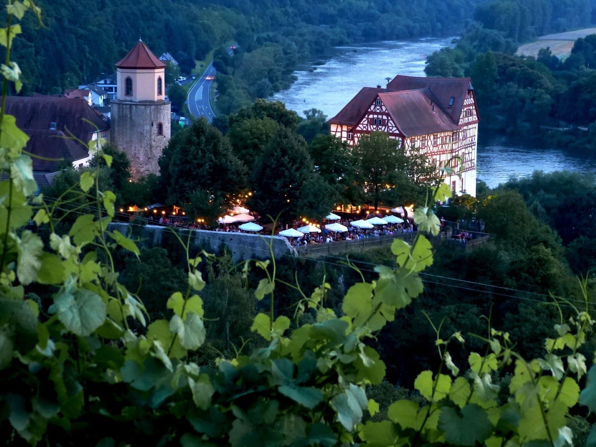 Blick auf Schloss Homburg zur blauen Stunde – Günter Reinwarth (3) Blick auf Schloss Homburg zur blauen Stunde. Foto: Günter Reinwarth