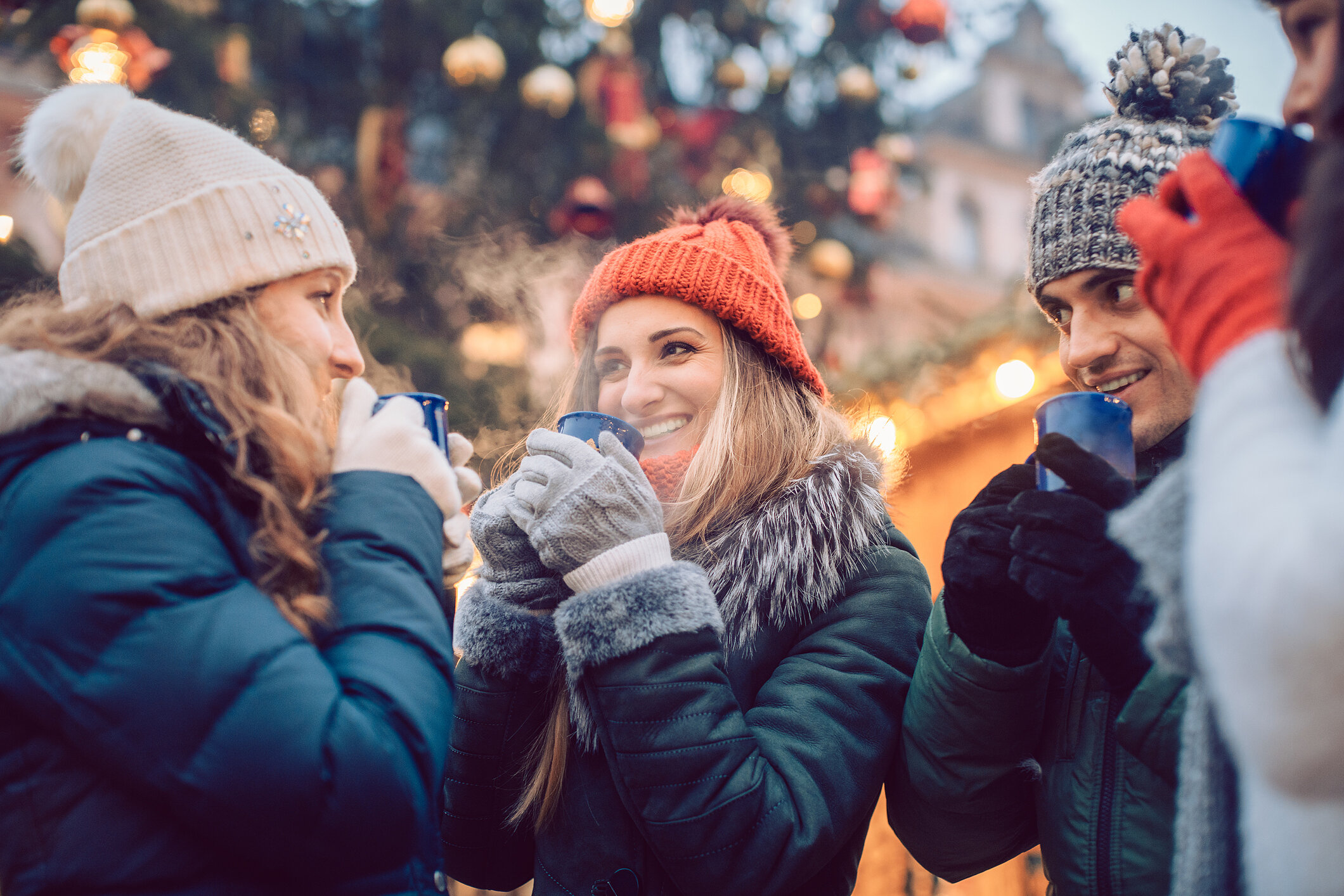 Das Winterweinfest in Würzburg stimmt mit Glühwein und Leckereien auf die kalte Jahreszeit ein.