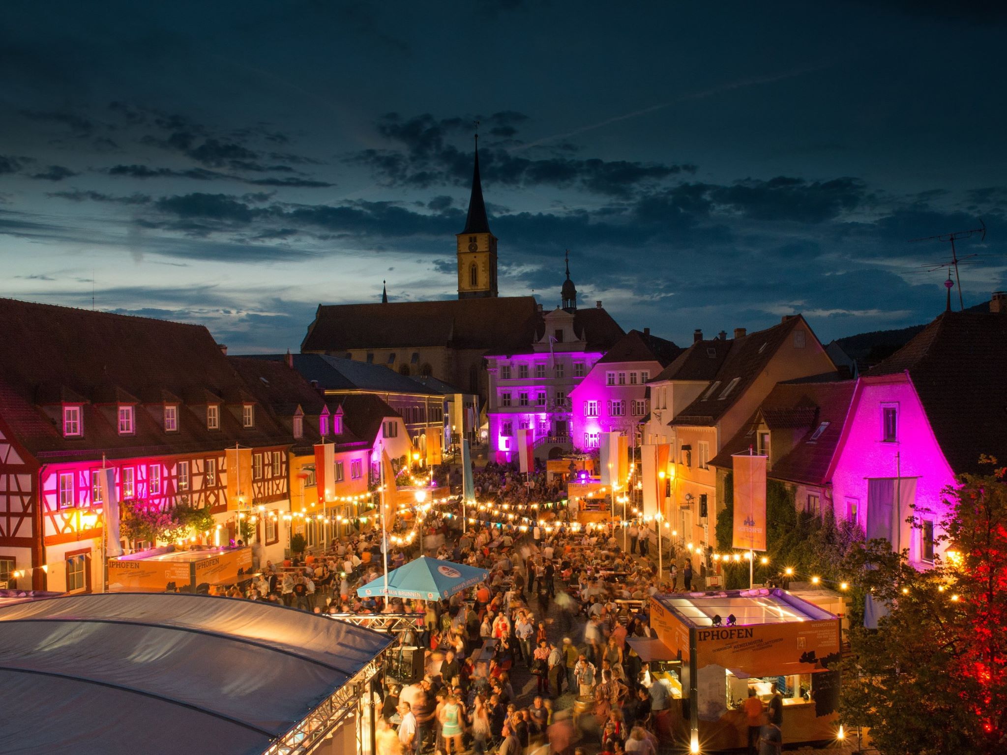 Das Winzerfest in Iphofen lädt zum beschwingten Schöppeln auf den historischen Marktplatz ein. Foto: Michael Koch
