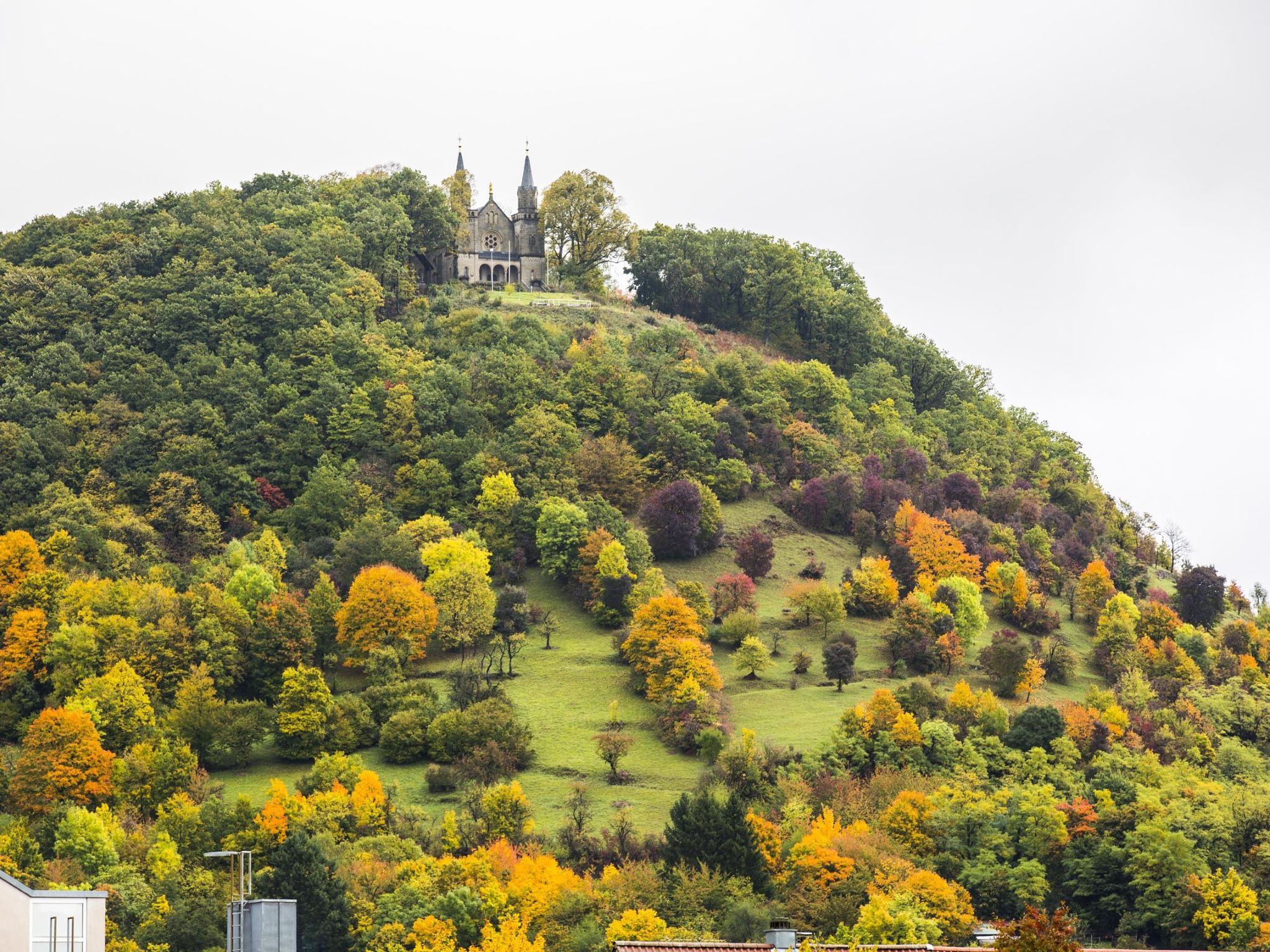 Das Zeiler Käppele erhebt sich hoch über der historischen Altstadt. Foto: René Ruprecht
