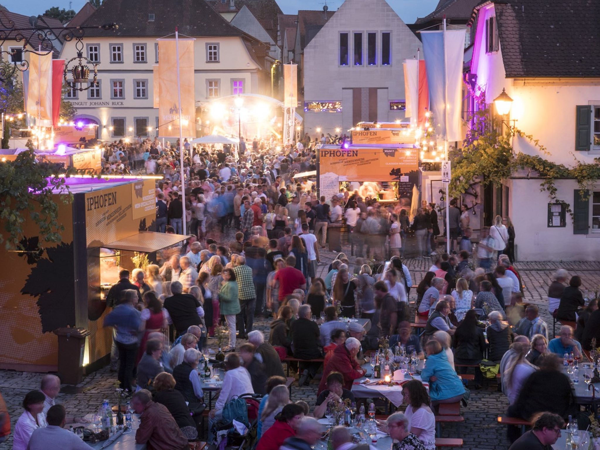 In insgesamt vier Weinwürfeln sind die Winzer untergebracht. Lange Warteschlangen werden so vermieden. Foto: Richard Schober