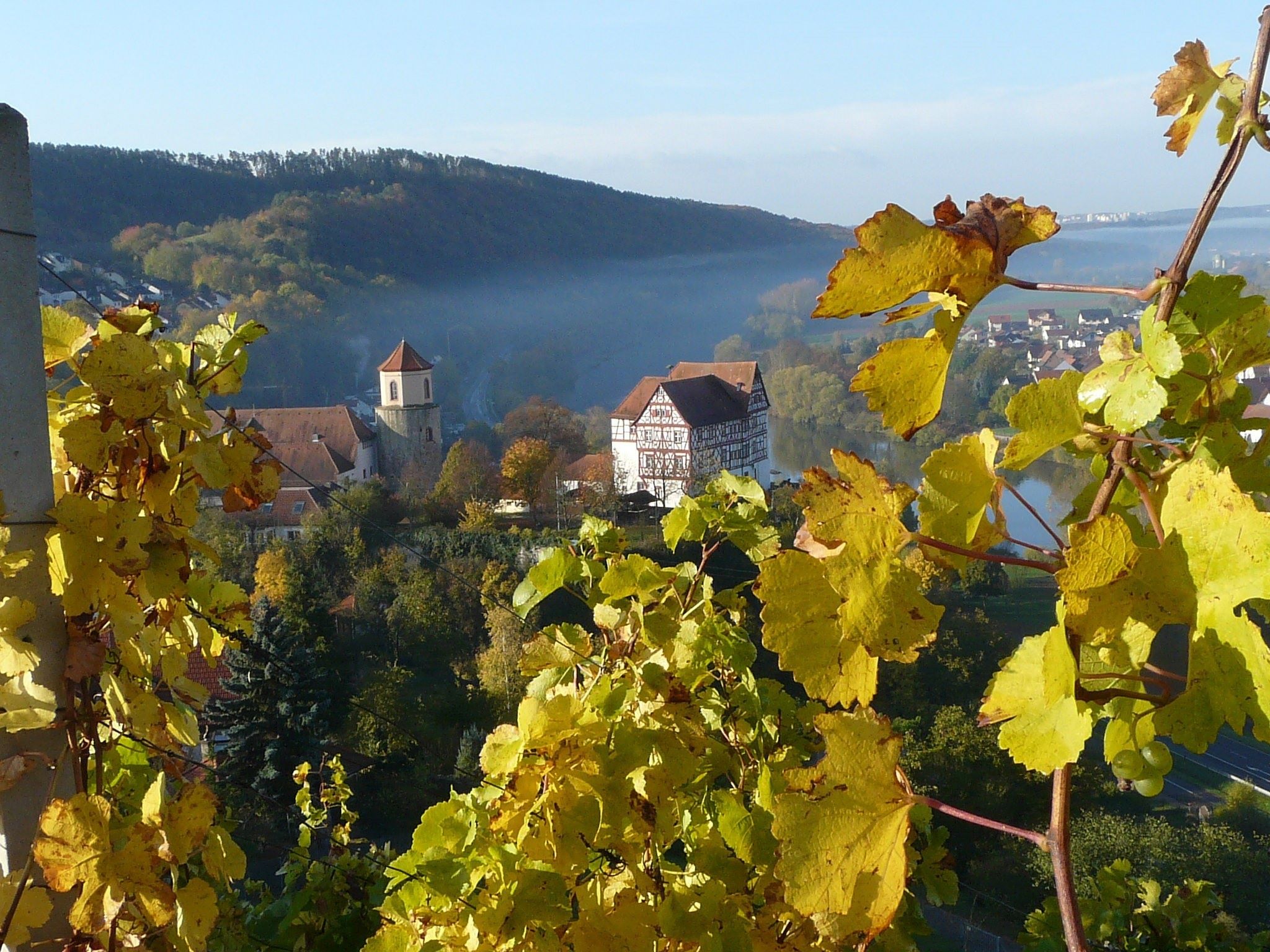 Romantischer Schlossblick. Rund um das Gebsattelschloss findet das Homburger Weinfest statt. Foto: Günter Reinwarth