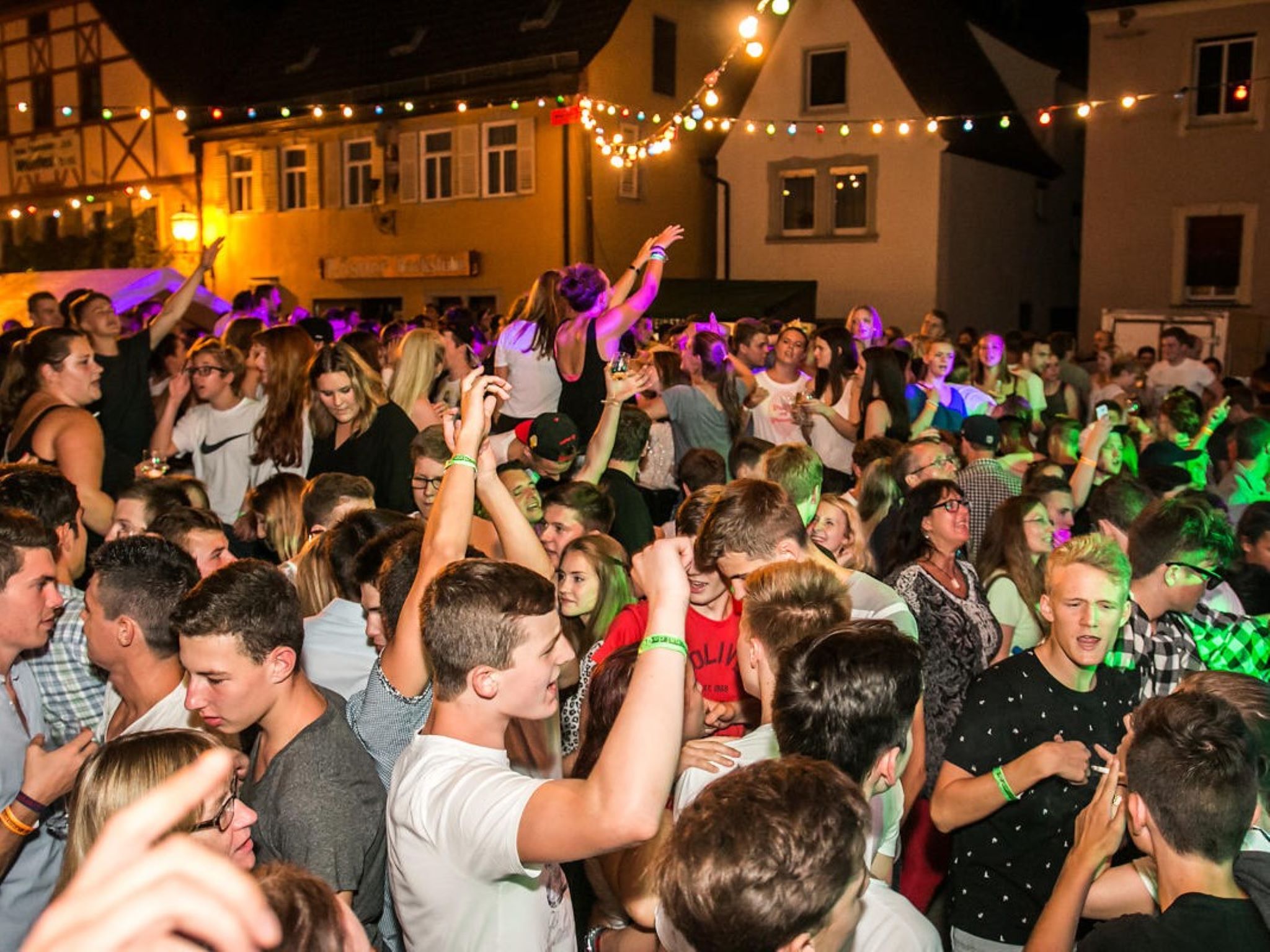 Zu späterer Stunde wird der Marktplatz zum Party-Areal erklärt. Foto: Silvia Gralla