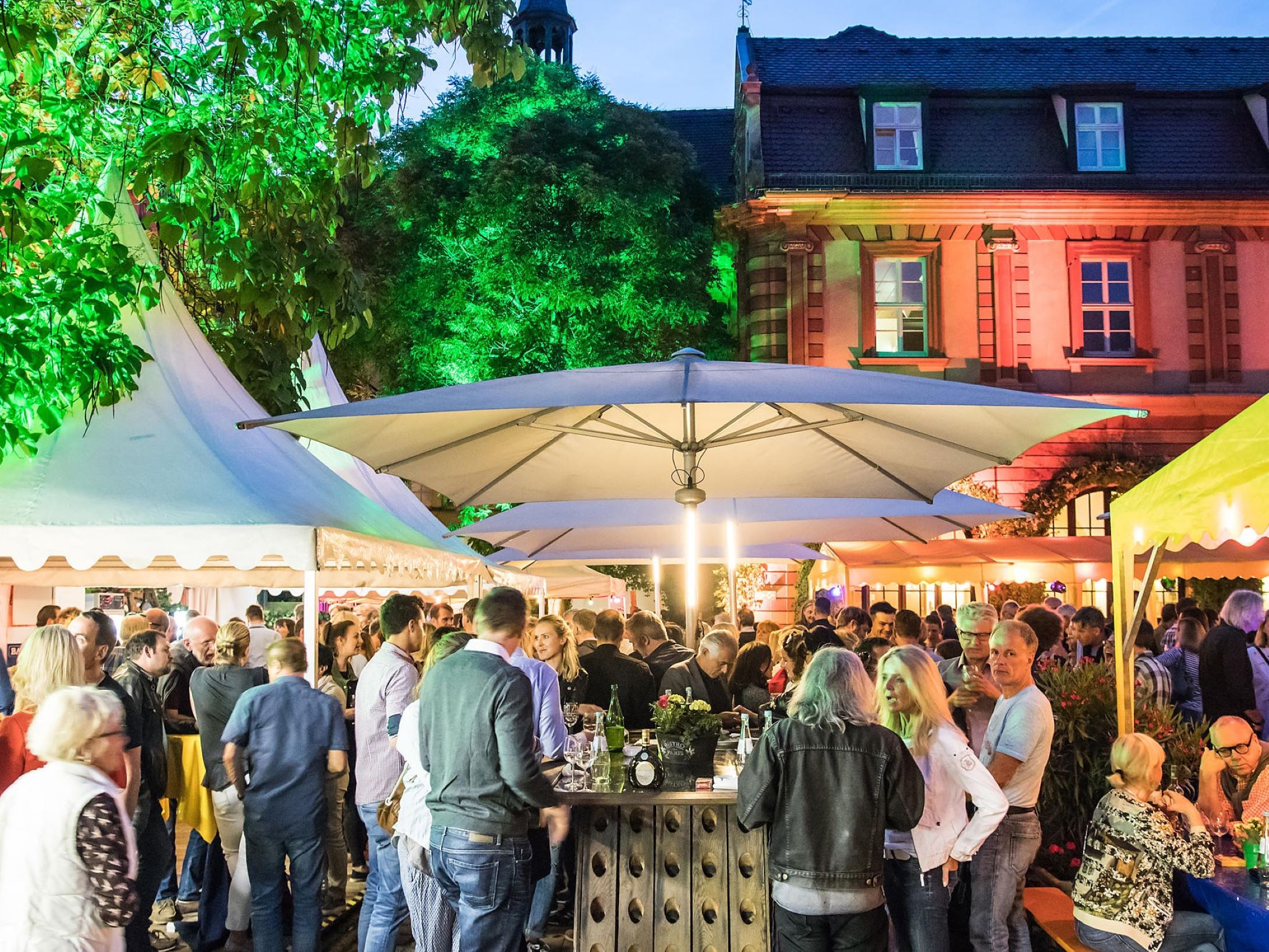 Einen Sommerabend standesgemäß ausklingen lassen - das ist beim Hofschoppenfest im romantischen Innenhof möglich. Foto: Silvia Gralla