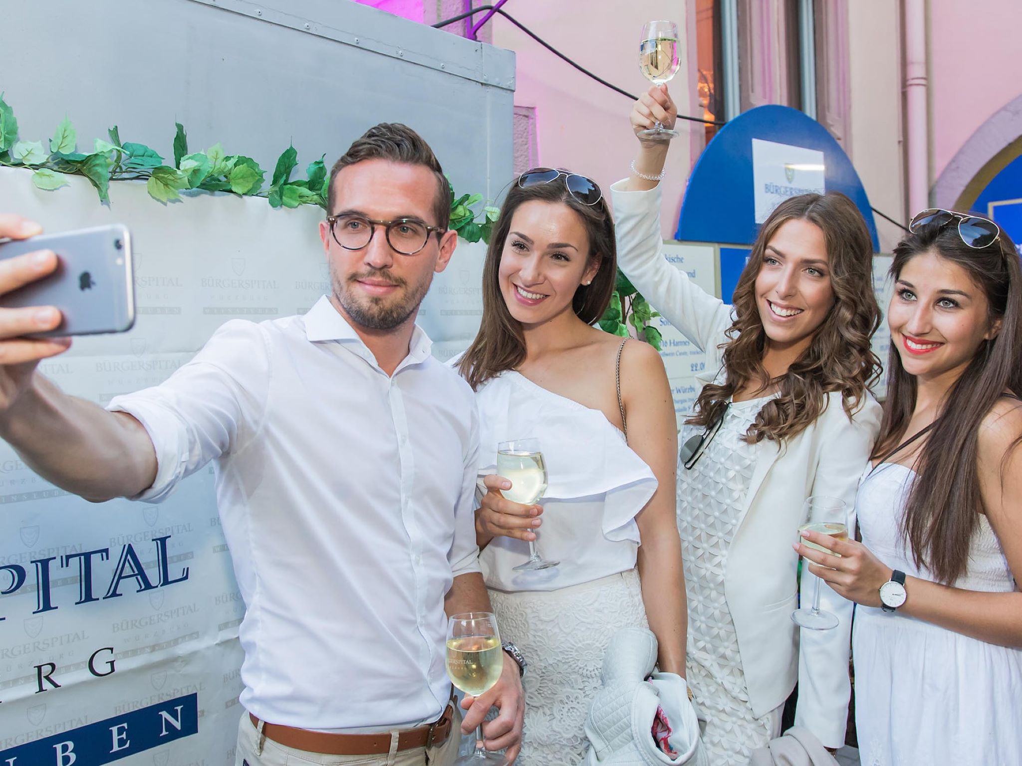 Auf der White Party beim Hofschoppenfest ist der Name Programm. Alle Gäste kommen in weißer Kleidung und bringen das Weinfest zum Strahlen. Foto: Silvia Gralla