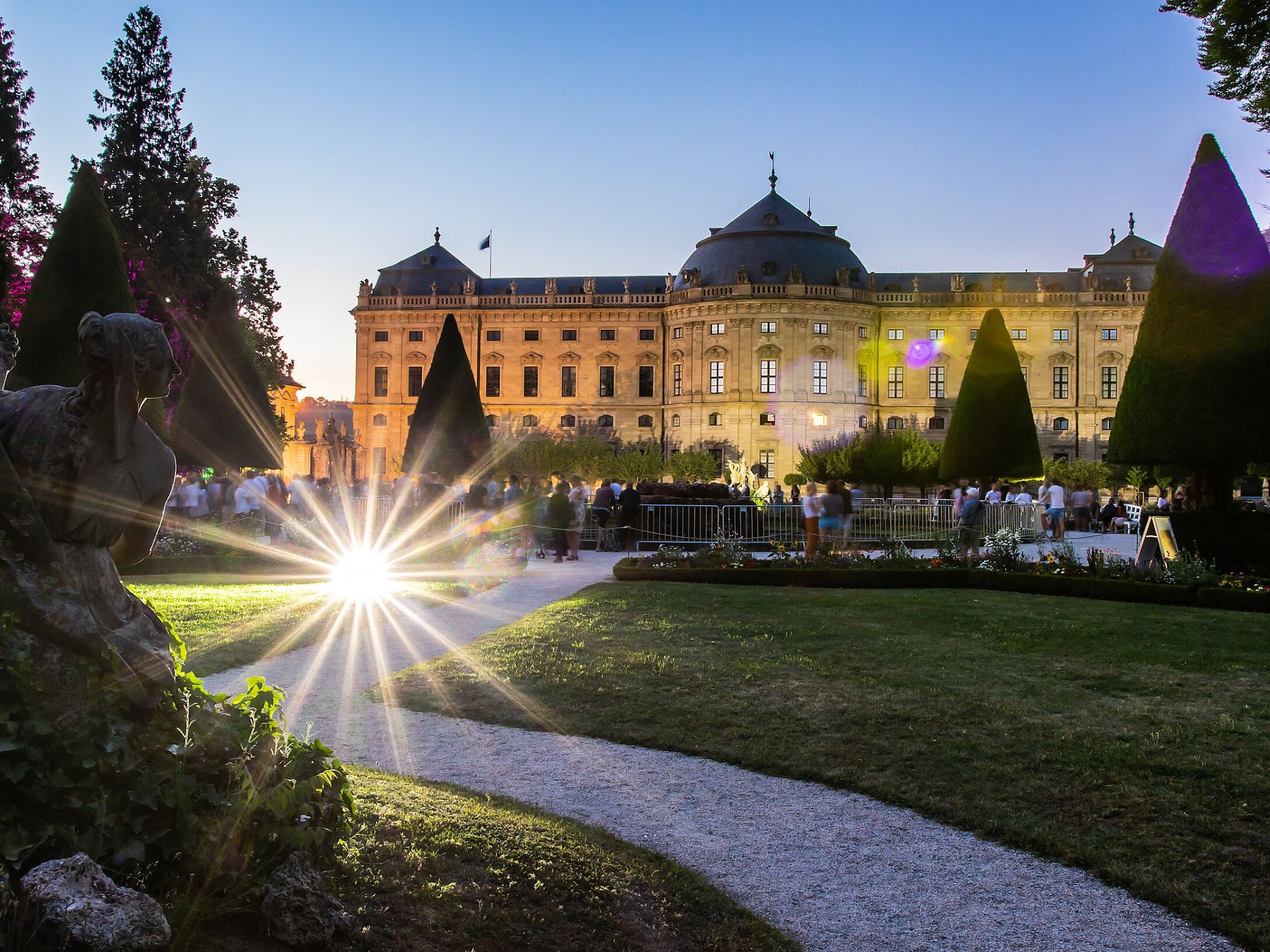 Das Hofgartenweinfest an der Residenz ist eines der Highlights der Weinfestsaison 2020 in Würzburg. Das Hofgartenweinfest an der Residenz ist eines der Highlights der Weinfestsaison 2020 in Würzburg.