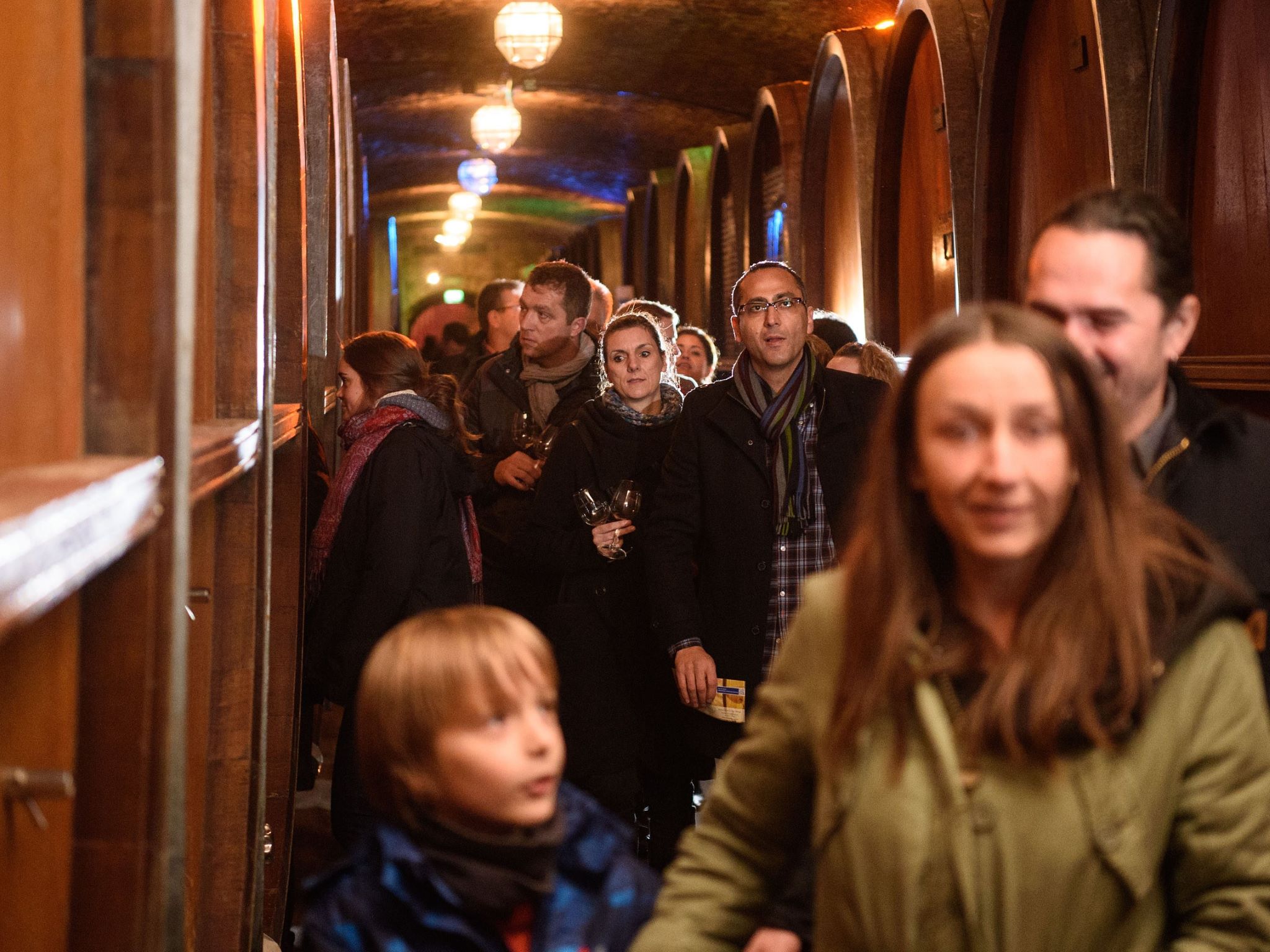Tausende Menschen kommen zur Nacht der offenen Weinkeller. Einige Besucher warten sogar mehrere Stunden, bis sie in den Untergrund dürfen. Im Bild der Stückfasskeller des Bürgerspitals. Foto: Daniel Peter