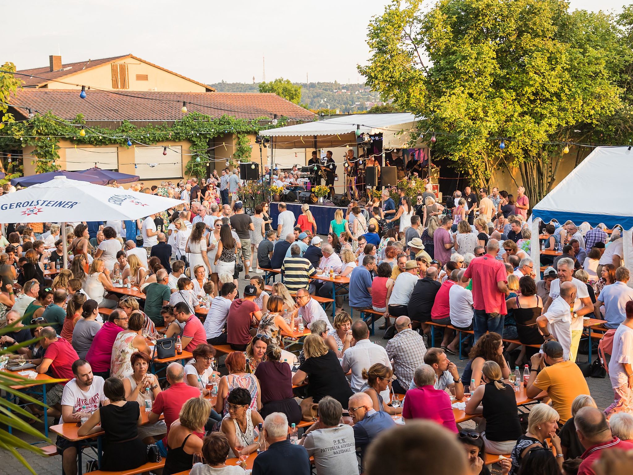 Bei der Weinparty auf dem Betriebshof des Weinguts gibt es neben Live-Bands auch eine Bocksbeutel-Lounge und Sommerbar. Foto: Silvia Gralla