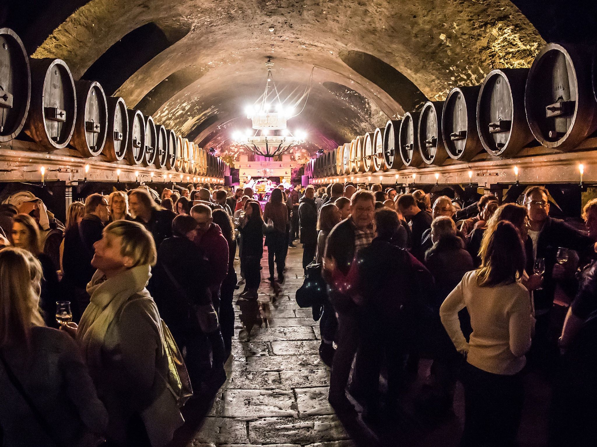 Romantische Atmosphäre zaubert der Kerzenschein im Staatlichen Hofkeller. Foto: Silvia Gralla Romantische Atmosphäre zaubert der Kerzenschein im Staatlichen Hofkeller. Foto: Silvia Gralla