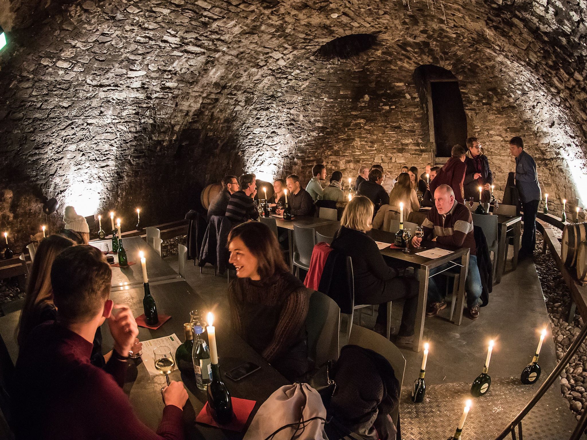 Romantische Atmosphäre zaubert der Kerzenschein im Staatlichen Hofkeller. Foto: Silvia Gralla
